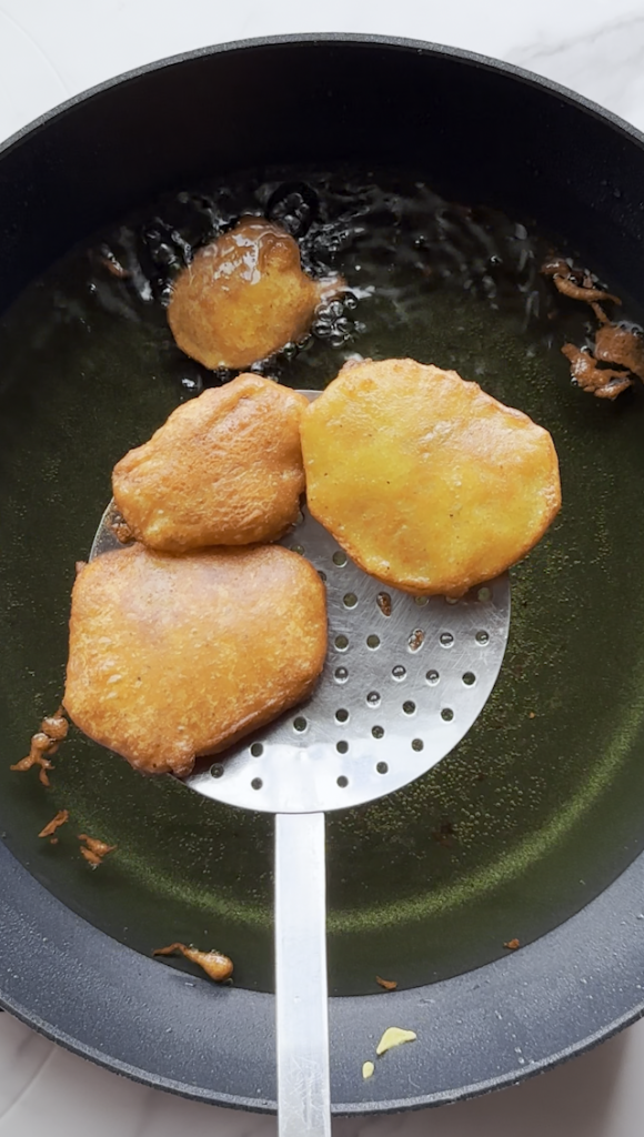 Afghan Pakawra being fried